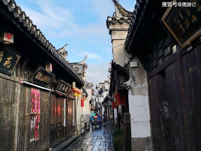一老汉去部队看儿子被哨兵拦住，老汉：让你们师长跑步过来见我